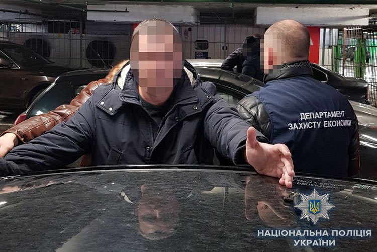 В Киеве задержали сотрудников госучреждений на взятке в 187 тысяч гривен